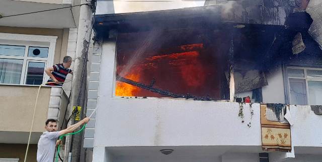 AKMİNARE SEMTİNDEKİ YANGIN KORKUTTU  