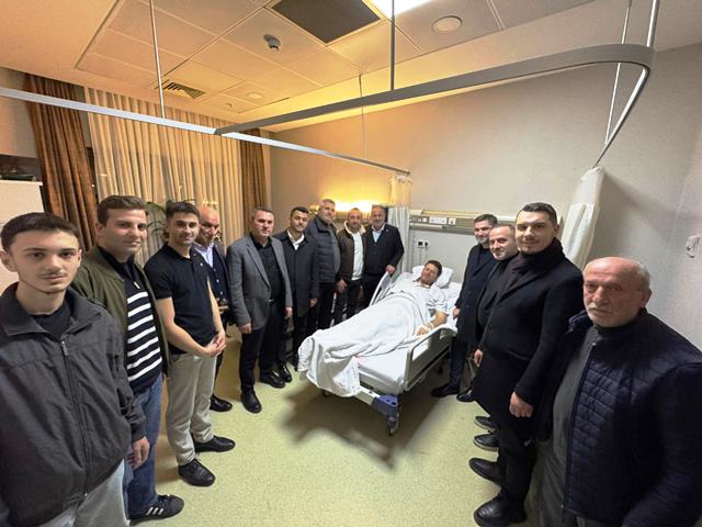 Ameliyat oldu duyan Hem hastane hem de evine geçmiş olsuna koştu  