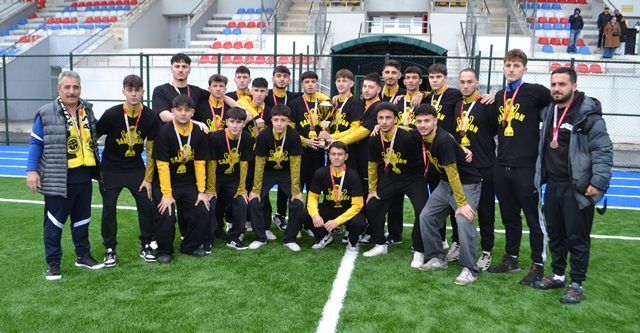 ASAKYAZI U-18 ŞAMPİYONLUK KUPASINI ASKF BAŞKANIN ELİNDEN ALDI 