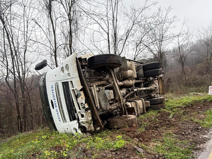 Çöp kamyonu devrildi 3 çalışan yaralandı