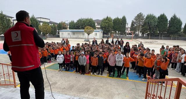 Üç günde 13 okulu ziyaret ettiler