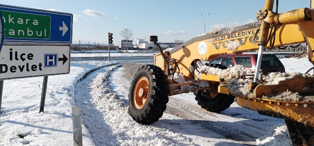 Akyazı’da karla mücadele sürüyor