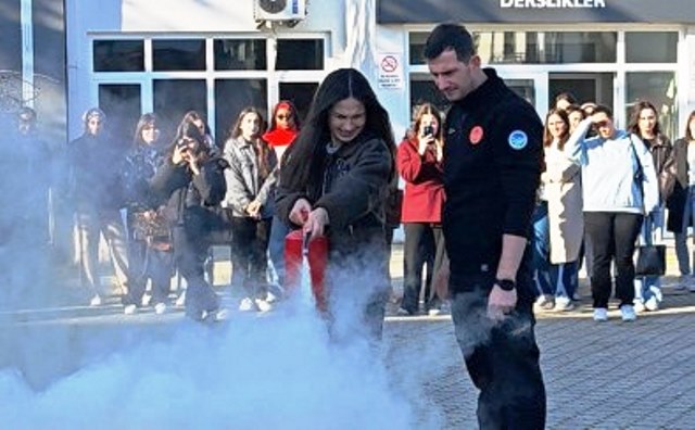 Fakülte öğrencileri Yangın söndürmeyi öğrendiler