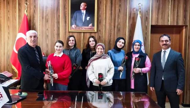 ilçe Milli Eğitim Müdürü Can’dan kadın personele 8 mart çiçeği   