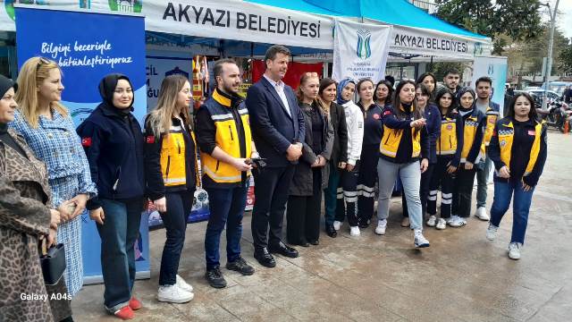 Sağlıkçıların gülen yüzleri Akyazı Çarşı İçindeki vatandaşa yansıdı