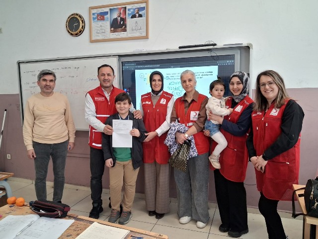 KÜÇÜK YÜREKLERDEN BÜYÜK DAYANIŞMA: HARÇLIKLARINI KIZILAY’A BAĞIŞLADILAR