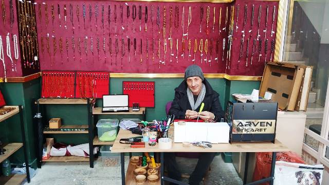 Hayatını tesbih satarak kazanıyor 