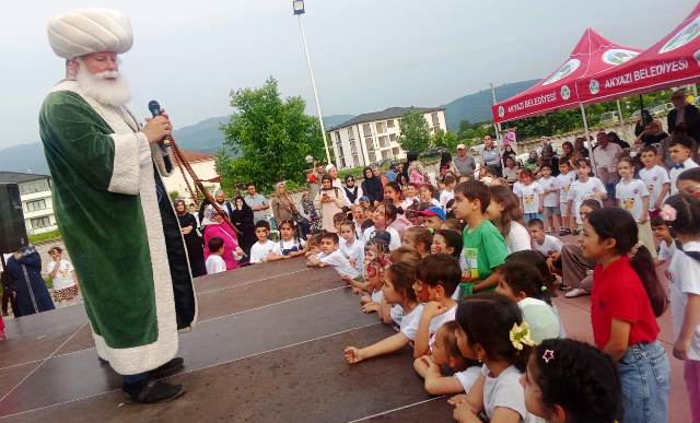 KUR’AN KURSU MİNİKLERİ DÜZENLENEN ŞENLİKLE TATİLE GİRDİLER  