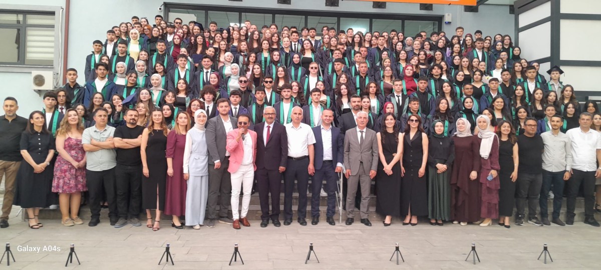 AKYAZI KONURALP ANADOLU LİSESİNDE MUHTEŞEM MEZUNİYET TÖRENİ 