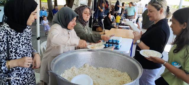 AKYAZI PARİS ORTAOKULUNDA İLGİ GÖREN KERMES