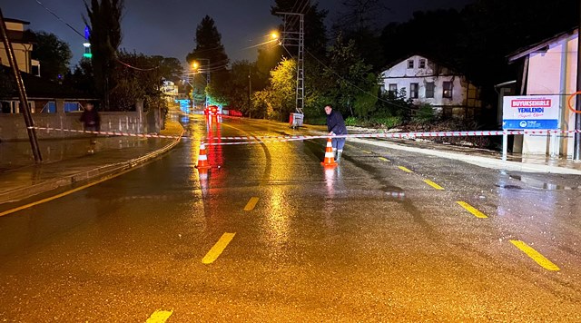 AŞIRI YAĞIŞLAR NEDENİYLE KAPANAN YOL VE KÖPRÜLER 