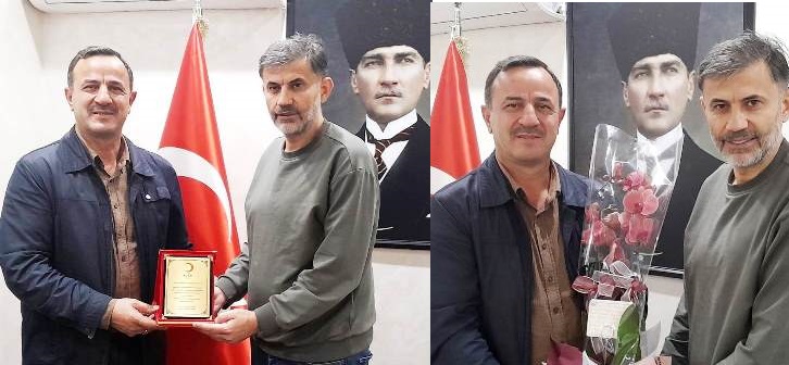 KIZILAY AKYAZI’DA ESKİ BAŞKANDAN YENİ BAŞKANA ÇİÇEKLİ KUTLAMA; YENİ BAŞKANDAN ESKİ BAŞKANA TEŞEKKÜR PLAKETİ  